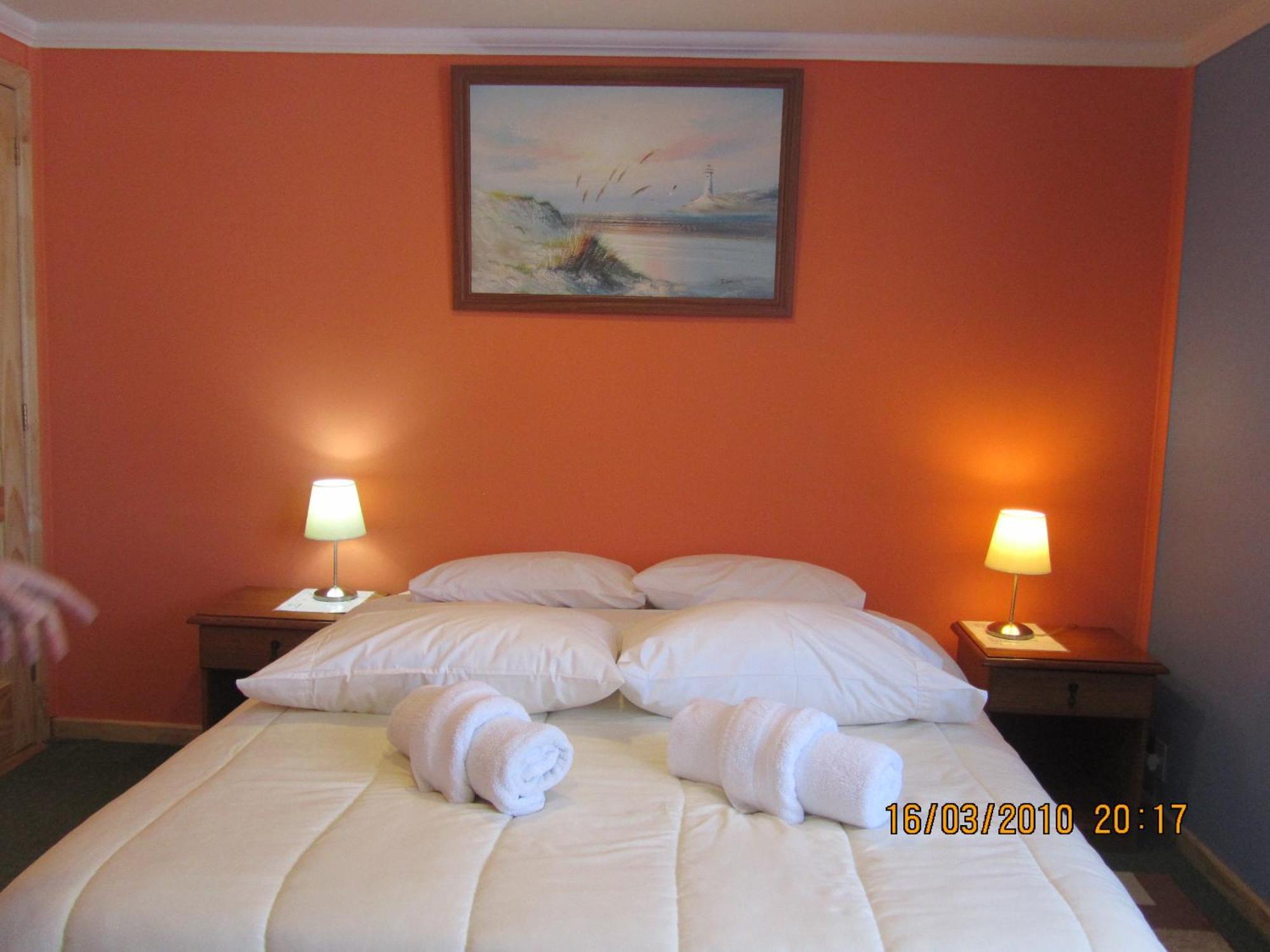 Patagonia Swiss House Hotel ปวยร์โตนาตาเลส ภายนอก รูปภาพ